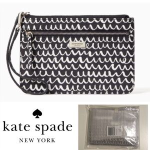 🆕KATE SPADE - NWT - BLACK AND WHITE TINIE WRISTLET / CLUTCH BAG